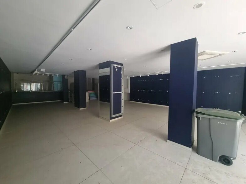 Retail in Boulogne-Billancourt for lease - Interior Photo - Image 1 of 8