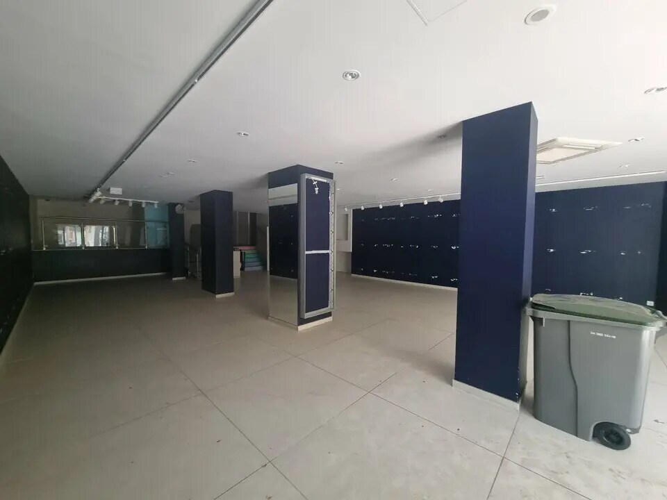 Retail in Boulogne-Billancourt for lease Interior Photo- Image 1 of 9