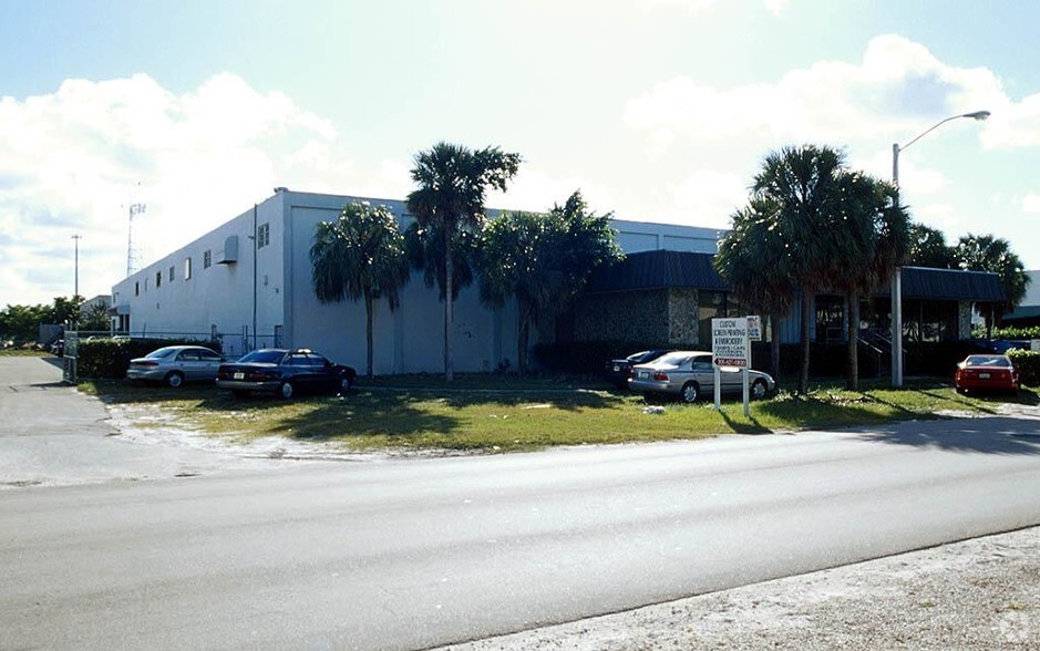 5280 NW 165th St, Hialeah, FL for lease - Building Photo - Image 2 of 16