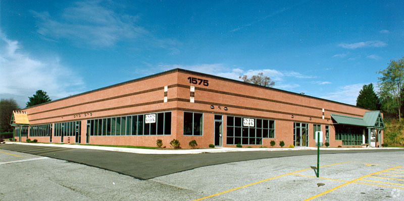 1575 Bannister St, West York, PA for lease - Building Photo - Image 1 of 2