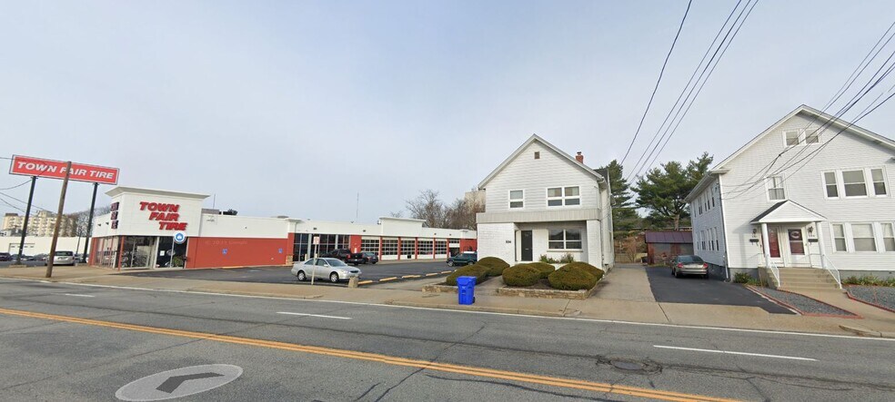 534 Taunton Ave, East Providence, RI for sale - Primary Photo - Image 1 of 1