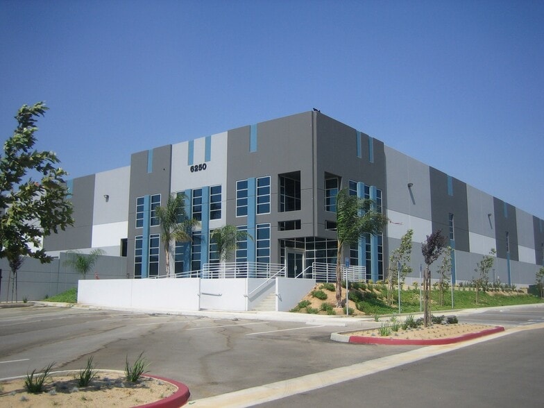 6250 Sycamore Canyon Blvd, Riverside, CA for lease - Building Photo - Image 1 of 6