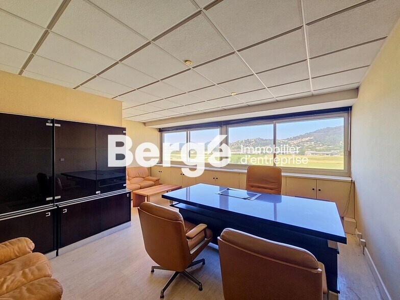 Retail in Mandelieu-la-Napoule for lease - Interior Photo - Image 2 of 7