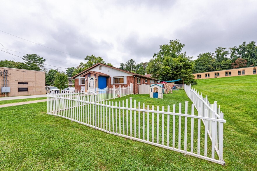 2420 Greenock Buena Vista Rd, Mckeesport, PA for sale - Building Photo - Image 3 of 29