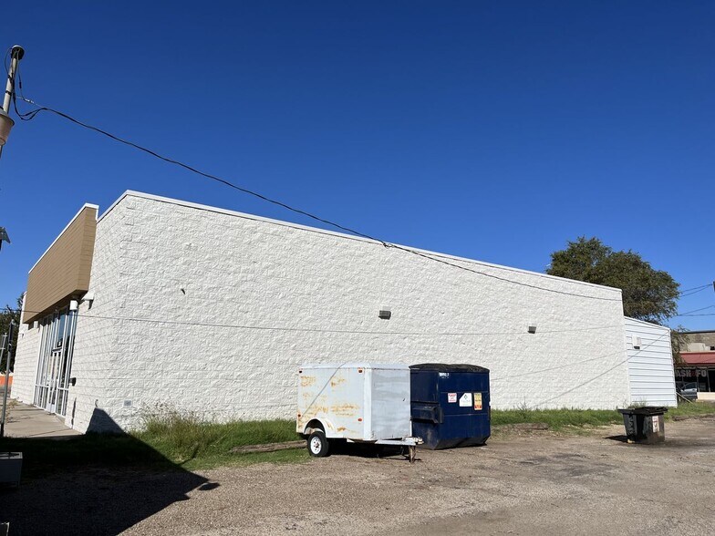 3664 50th St, Lubbock, TX 79413 former auto parts store