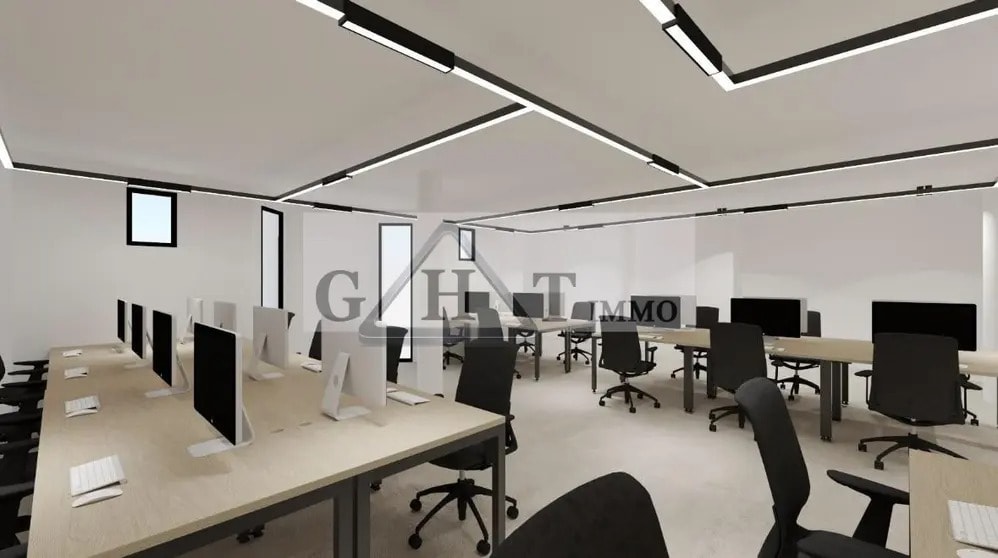 Flex in Montreuil for lease Interior Photo- Image 1 of 2