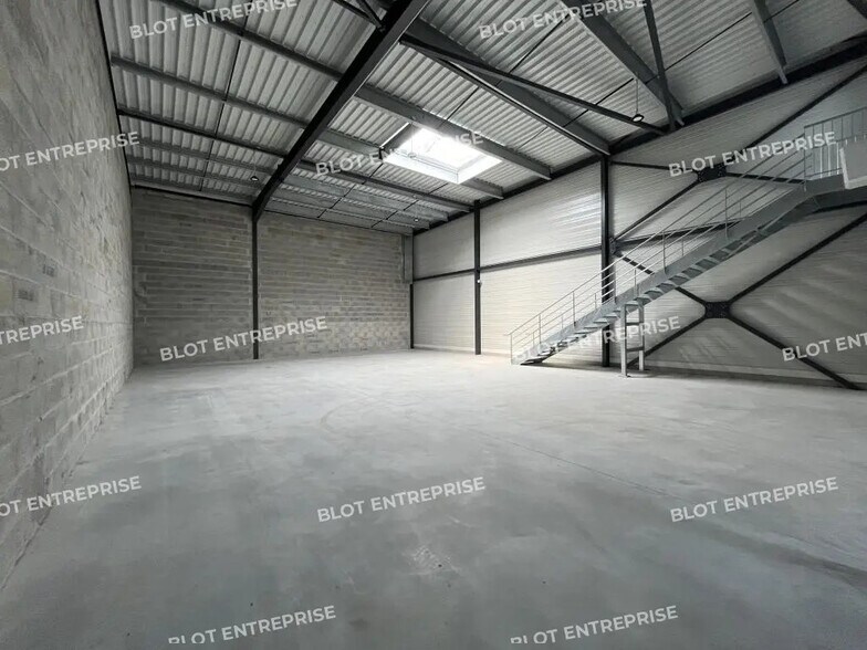 Flex in Saint-Herblain for lease - Building Photo - Image 2 of 7