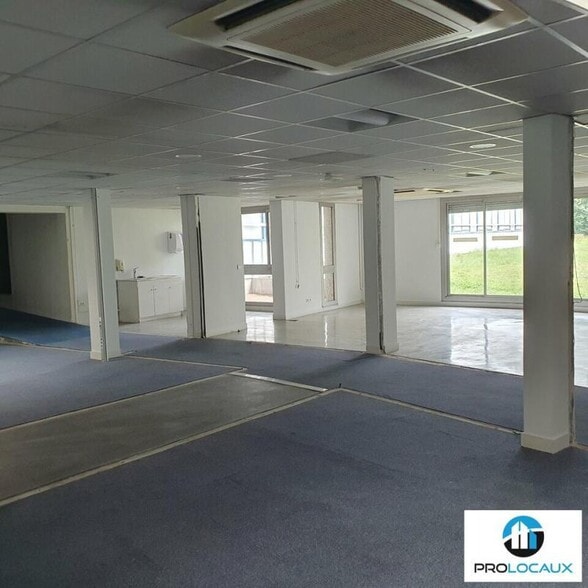 Flex in Meylan for lease - Interior Photo - Image 1 of 5