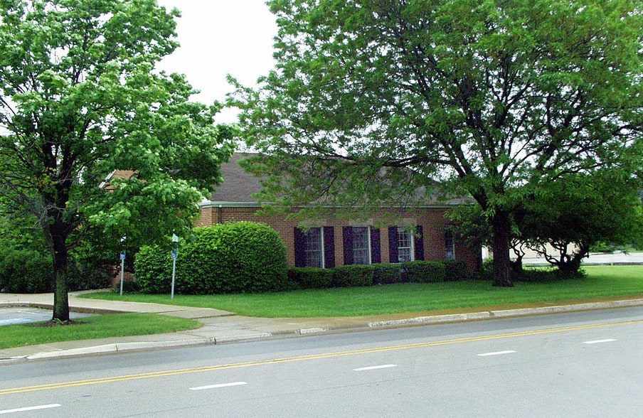 111 East Side Dr, Geneva, IL for sale - Primary Photo - Image 3 of 6