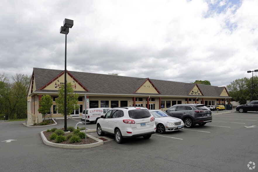 123-125 S Main St, Newtown, CT for lease - Primary Photo - Image 2 of 2