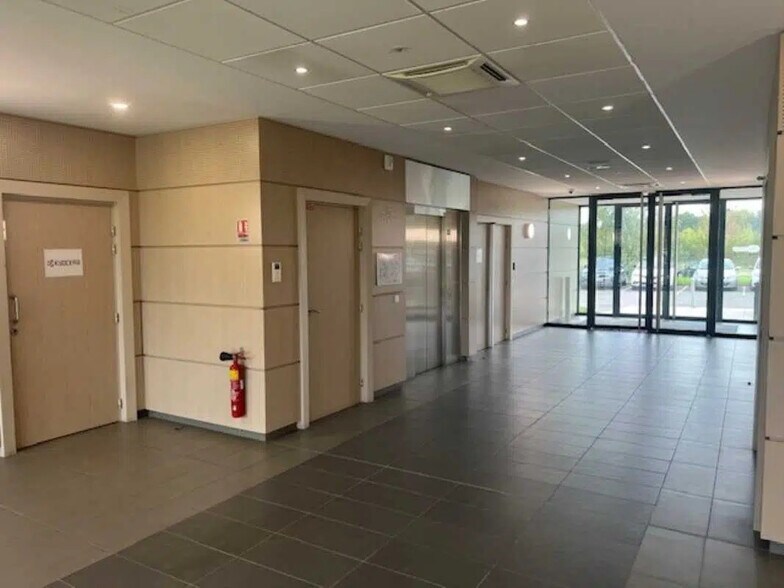 Office in Saint-Aubin for lease - Building Photo - Image 3 of 13