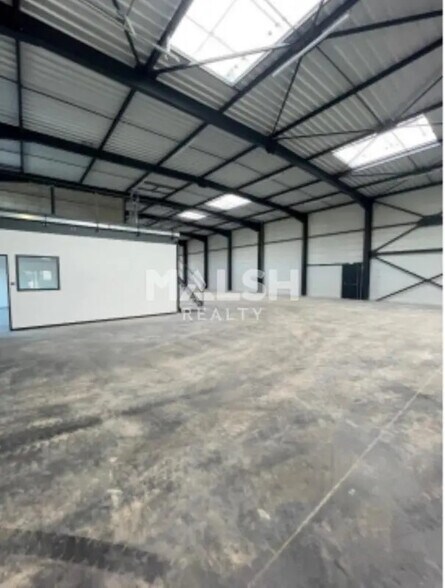 Flex in Décines-Charpieu for lease - Interior Photo - Image 2 of 9