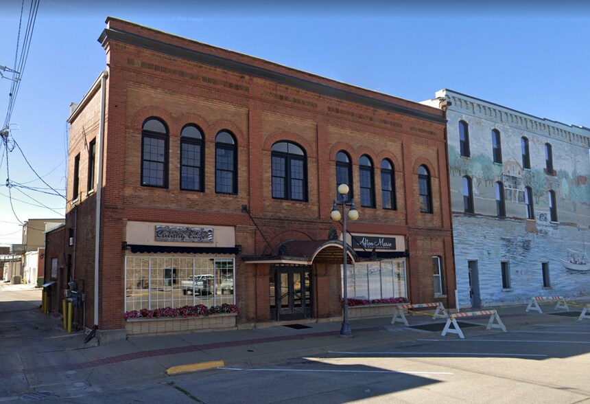 411 1st Ave, Vinton, IA 52349