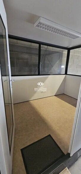 Industrial in Riom for lease - Interior Photo - Image 3 of 4