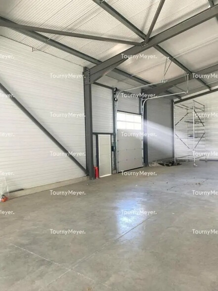 Flex in Garidech for lease - Interior Photo - Image 3 of 11