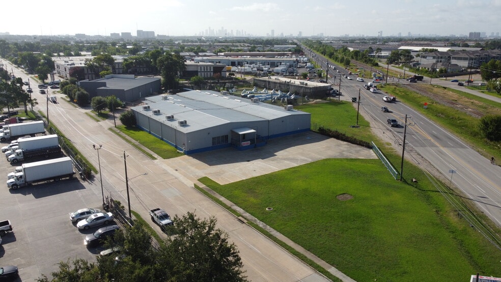 11260 Hempstead Rd, Houston, TX for lease - Building Photo - Image 2 of 9