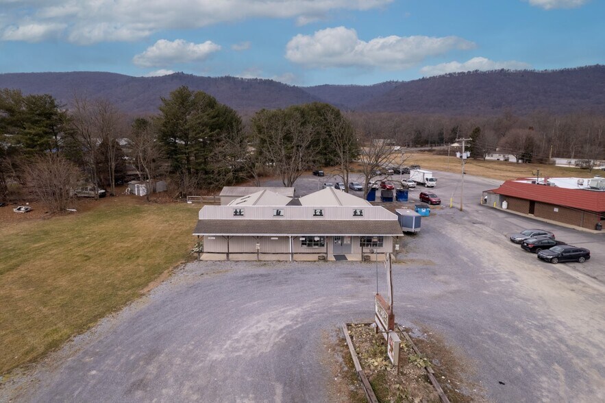 77 Path Valley Rd, Fort Loudon, PA 17224