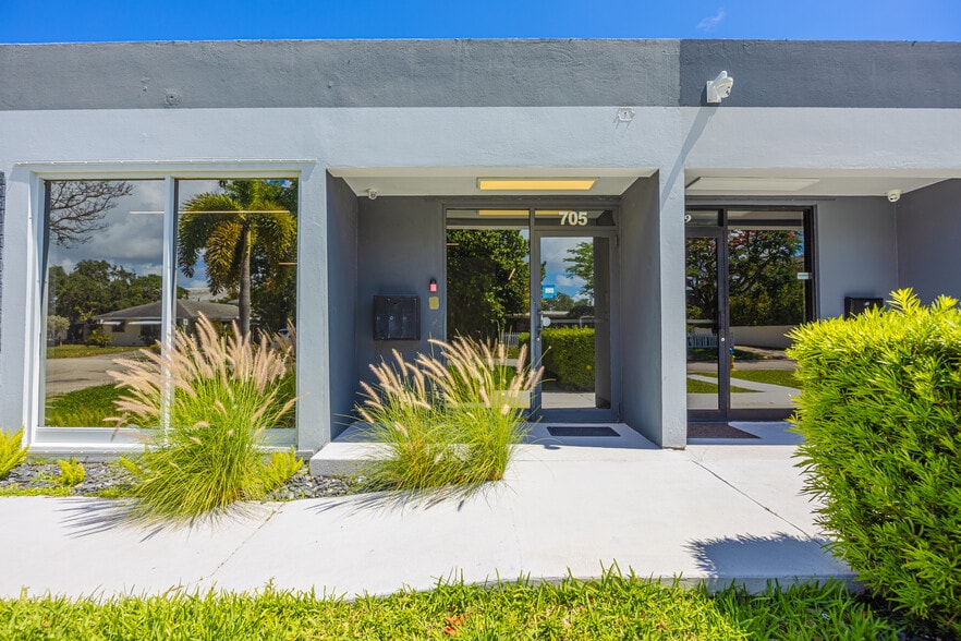 705 Bond Way, Delray Beach, FL for sale - Building Photo - Image 2 of 20