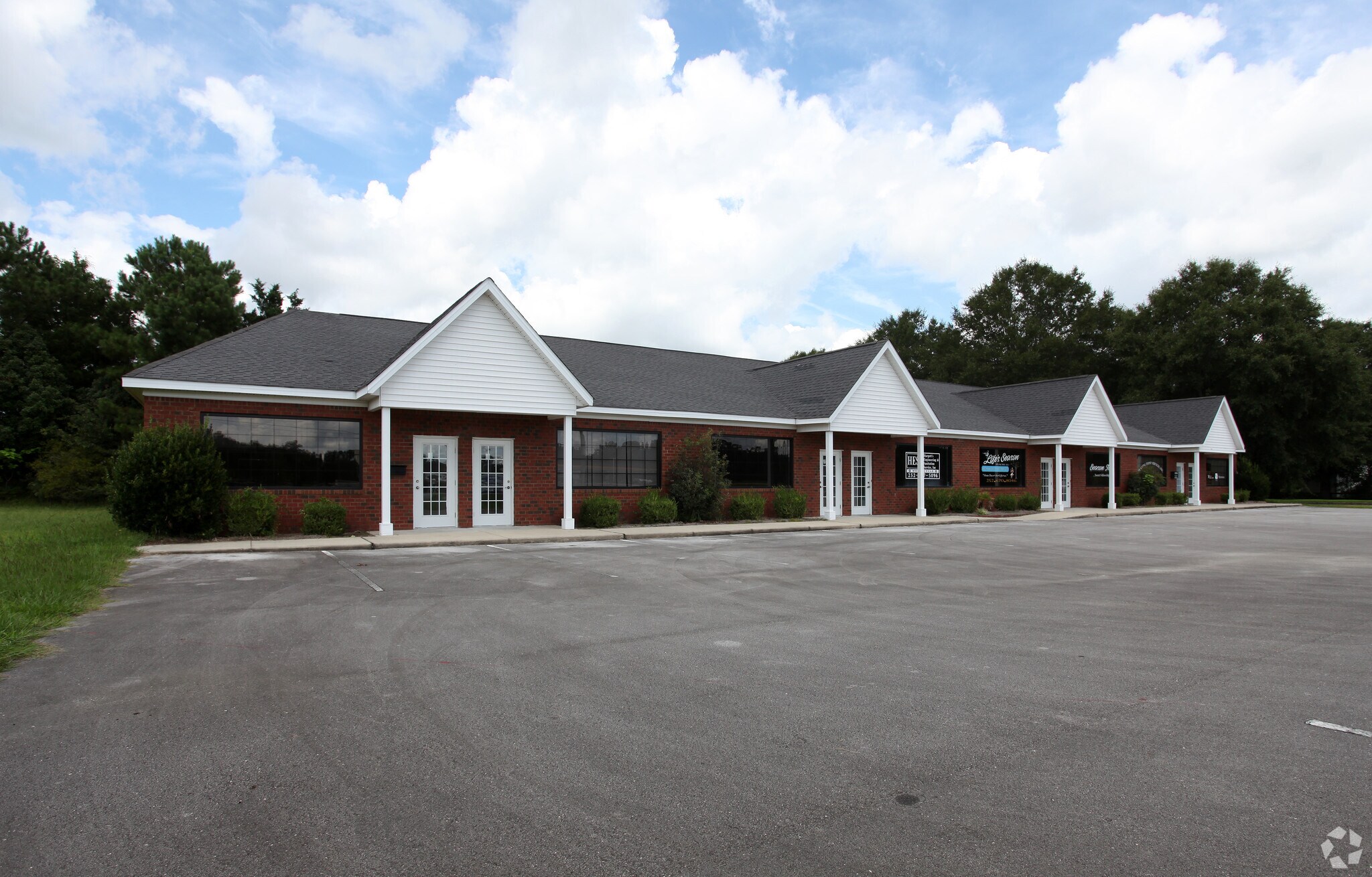 100-116 S Business Plz, New Bern, NC for sale Primary Photo- Image 1 of 1