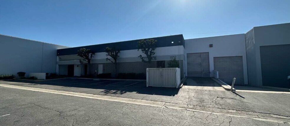 13257 Barton Cir, Whittier, CA for lease - Primary Photo - Image 1 of 1