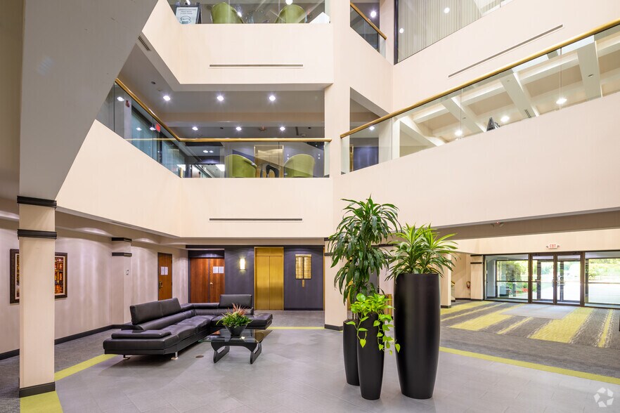 3200 Greenfield Rd, Dearborn, MI for lease - Lobby - Image 3 of 7