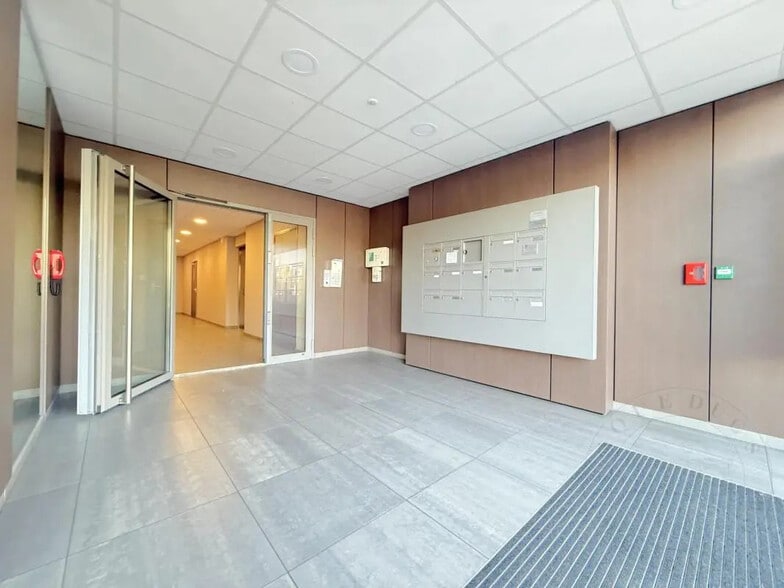 Office in Francheville for lease - Building Photo - Image 2 of 13