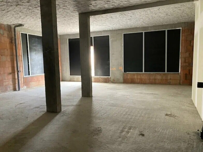 Retail in Freneuse for lease - Interior Photo - Image 3 of 9