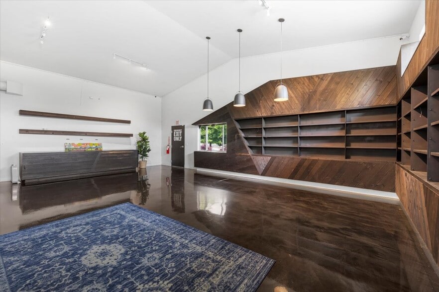 481 Applegate Way, Ashland, OR for sale - Interior Photo - Image 3 of 32