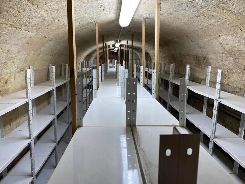 Flex in Bordeaux for sale - Interior Photo - Image 3 of 5