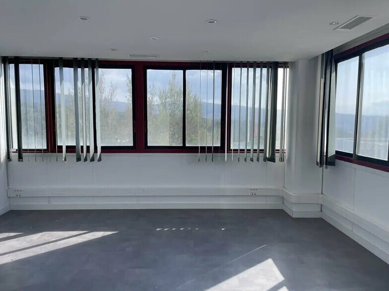 Office in La Ciotat for lease - Interior Photo - Image 2 of 9