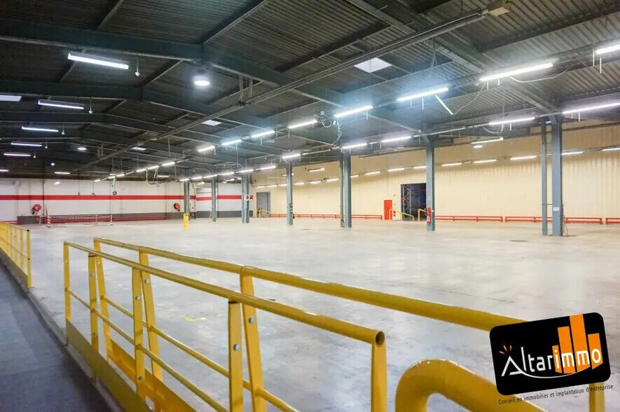 Flex in Lucé for lease - Interior Photo - Image 1 of 6