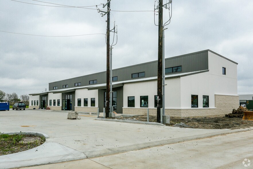 102 Magellan Cir, Webster, TX for sale - Primary Photo - Image 1 of 1