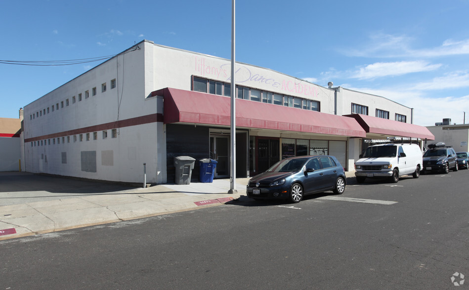 210-222 Mosswood Way, South San Francisco, CA for lease - Building Photo - Image 2 of 10