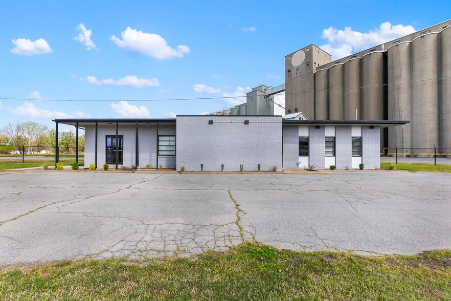 410 W Malone Ave, Sikeston, MO for lease - Building Photo - Image 1 of 1