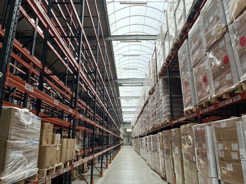 Flex in Argenteuil for lease - Building Photo - Image 2 of 8