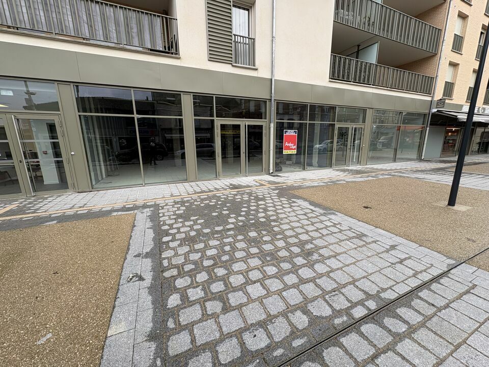 Retail in Magenta for lease Building Photo- Image 1 of 5