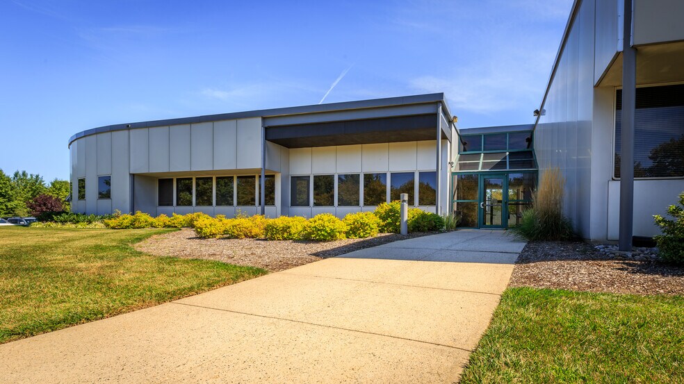 104 Windsor Center Dr, East Windsor, NJ for lease - Building Photo - Image 1 of 8