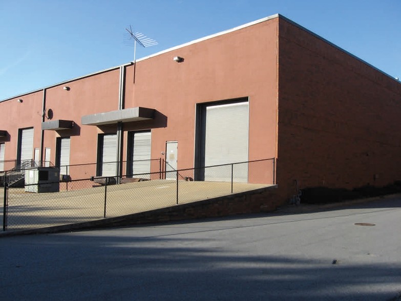 110 Londonderry Ct, Woodstock, GA for lease - Building Photo - Image 3 of 7