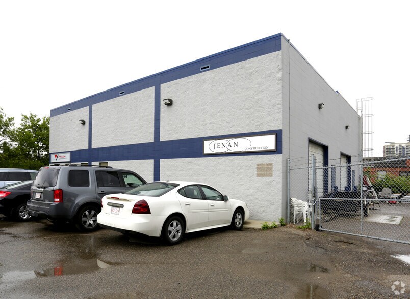 9504 Horton Rd SW, Calgary, AB T2V 2X5