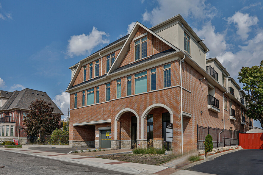 215 Broadway St, Mississauga, ON for sale - Building Photo - Image 1 of 1