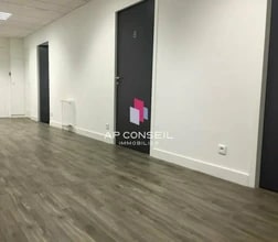 Office in Versailles for lease Interior Photo- Image 2 of 2