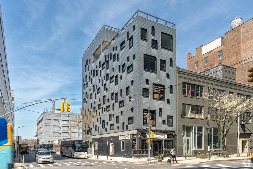 589 11th Ave, New York, NY for lease - Building Photo - Image 1 of 2