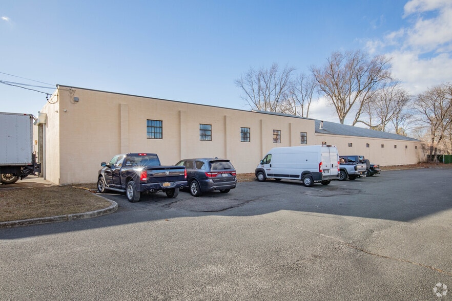 75 Montauk Hwy, Blue Point, NY for sale - Primary Photo - Image 1 of 20