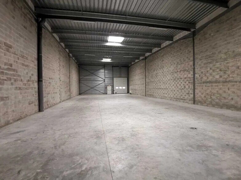 Flex in Lisses for lease - Interior Photo - Image 3 of 8