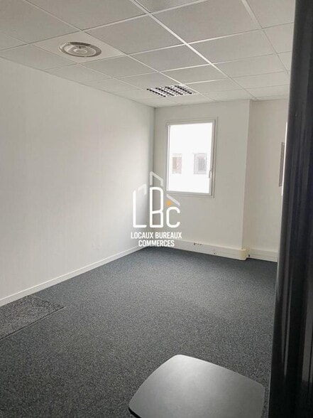 11 Rue Du Chemin Rouge, Nantes for sale - Building Photo - Image 2 of 9