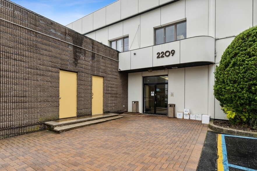 2201-2211 Merrick Rd, Merrick, NY for lease - Building Photo - Image 2 of 16