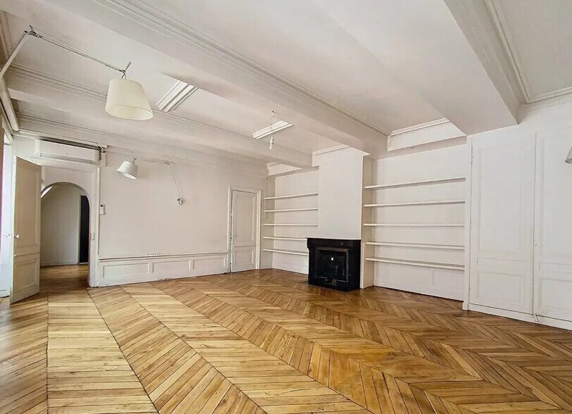 Office in Paris for lease - Interior Photo - Image 2 of 4