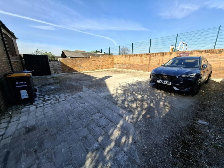 36 Hoyland Road, Hoyland for sale - Building Photo - Image 3 of 12