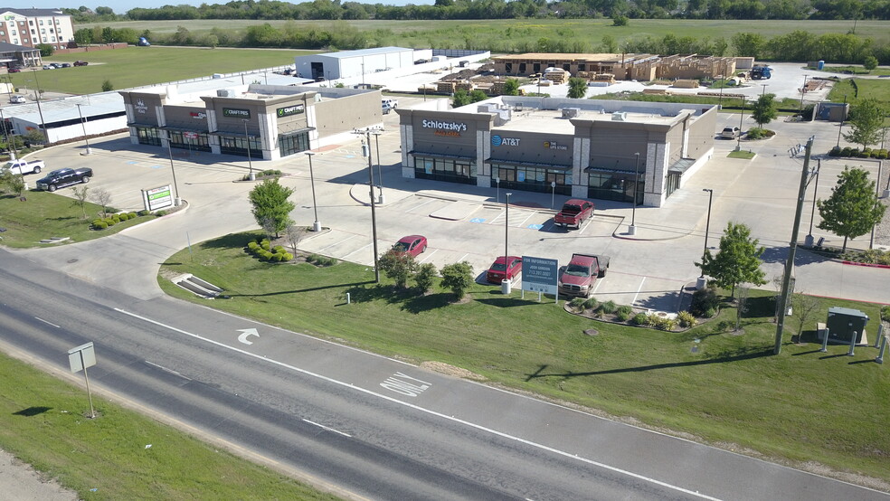 402 N Interstate Highway 45, Ennis, TX for lease - Building Photo - Image 2 of 8