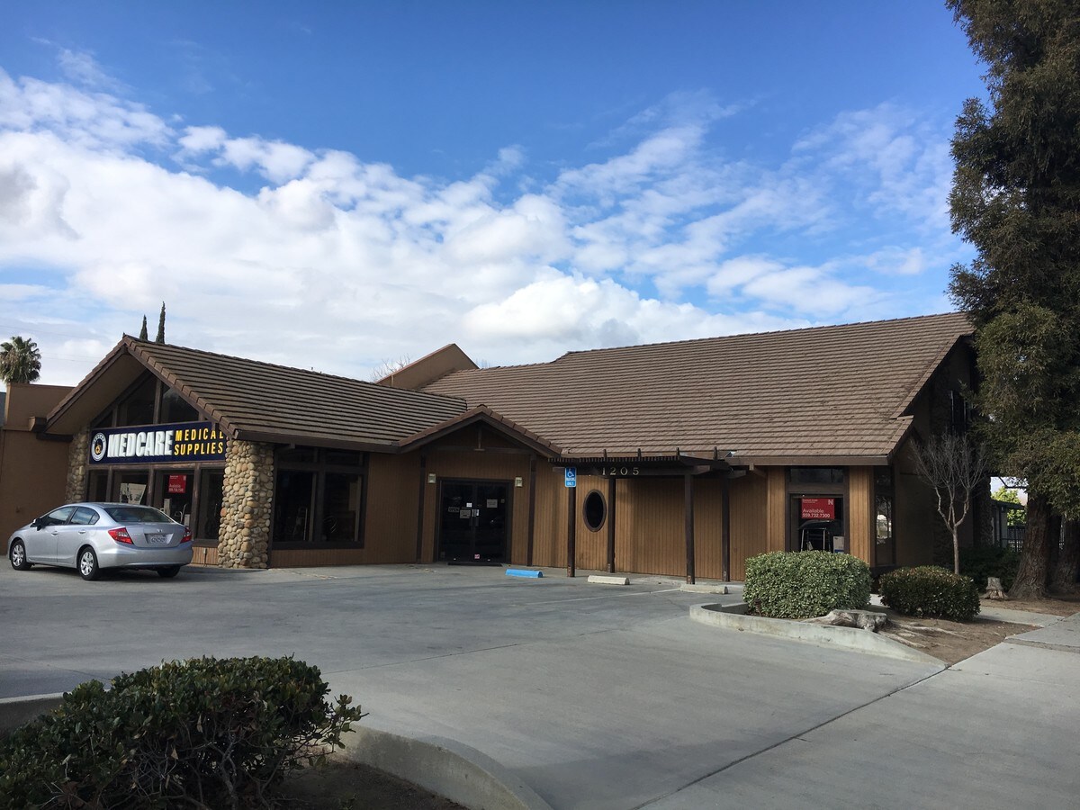 1205 11th St, Reedley, CA 93654